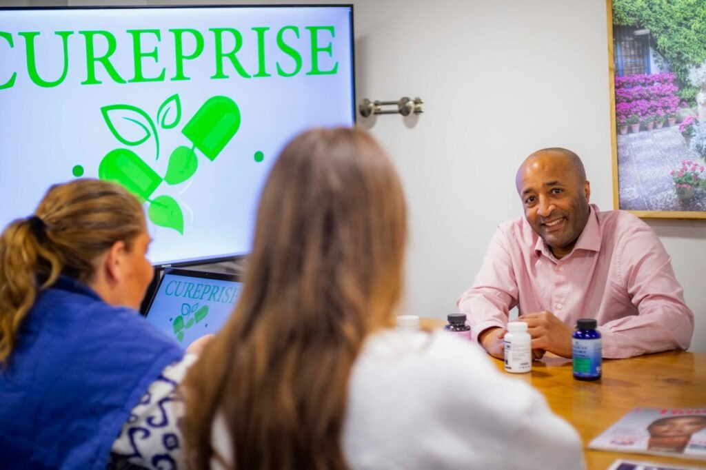 Youssef Samba lors d'un échange autour de la naturopathie et de la nutrition chez CUREPRISE.